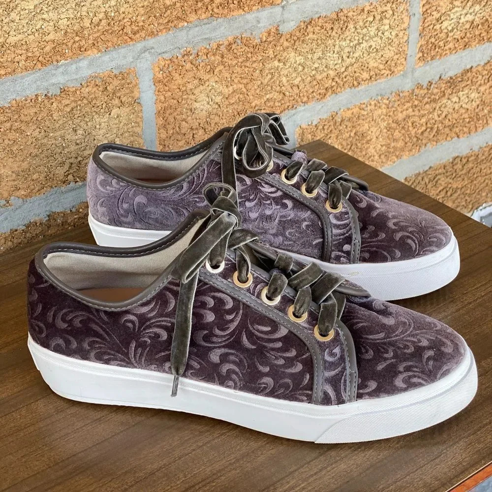 Alma en pena sneakers size 9